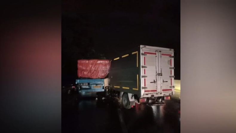 Truk Boks Tabrak Tronton di Km 77 Tol Cipularang Purwakarta, 1 Orang Tewas 1 Luka