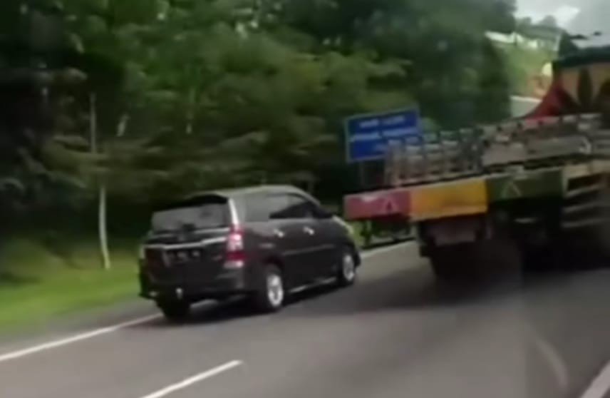 Viral Kijang Innova Terbalik Salip Truk di Jalur Kiri, Pengendara Wajib Pahami Fungsi Bahu Jalan