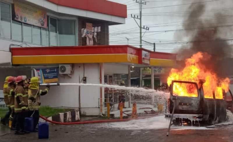 Minibus Terbakar di SPBU Canguk Magelang, Diduga Korsleting Listrik