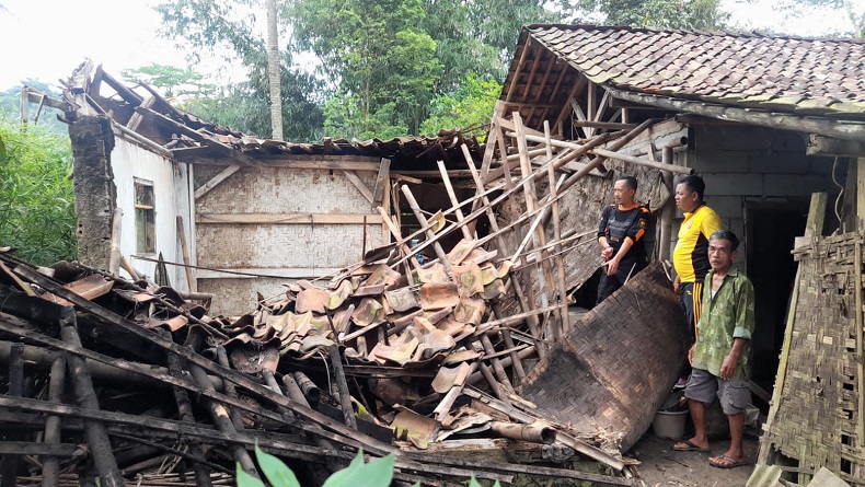 Hujan Deras Disertai Angin Kencang Terjang Sukabumi, 2 Rumah Rata dengan Tanah