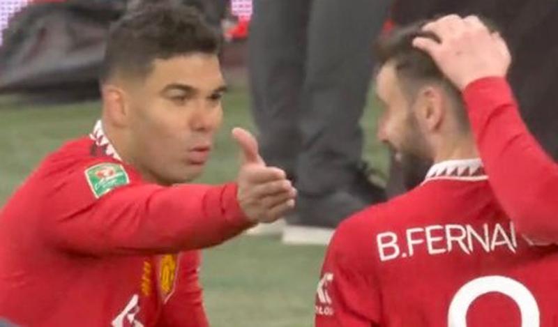 Casemiro Marahi Bruno Fernandes usai MU Juara Piala Liga Inggris, Ada Apa?