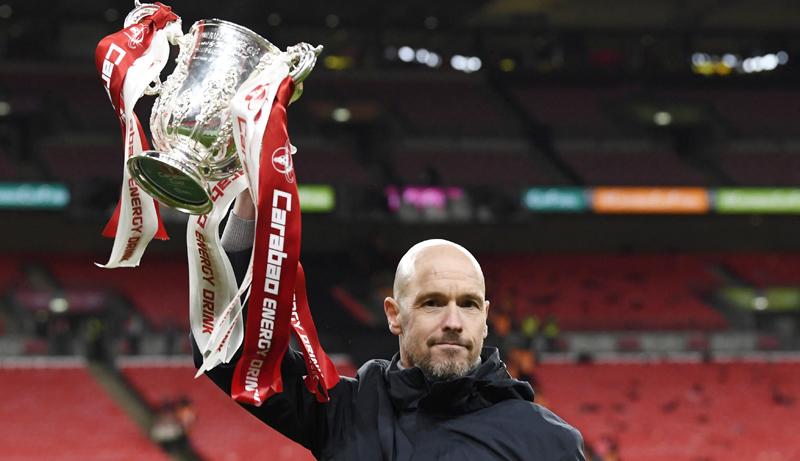 So Sweet! Erik ten Hag Makin Cinta Man United usai Juara Piala Liga Inggris