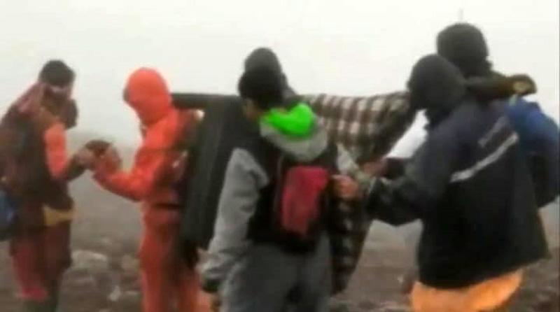 Detik-Detik Tim SAR Evakuasi Pendaki Mapala Unsoed di Gunung Slamet Terobos Hujan Badai