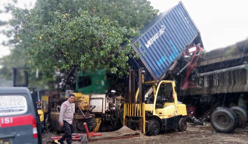 Kecelakaan Truk Trailer Tabrak Motor hingga Terjun Bebas di Flyover Tanjung Emas, 1 Orang Luka