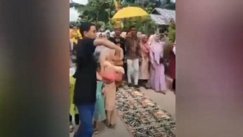 Heboh Pengantin Pakai Sajadah Masjid untuk Alas Jalan saat Acara Pernikahan