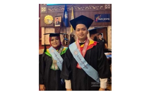 Keren! Ibu dan Anak Ini Sama-sama Raih Gelar Doktor dengan IPK 3,93