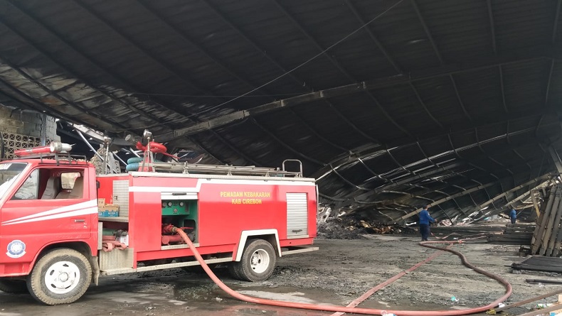 Kebakaran Pabrik Kasur Busa di Pantura Cirebon Padam, 8 Kawat SUTT Putus
