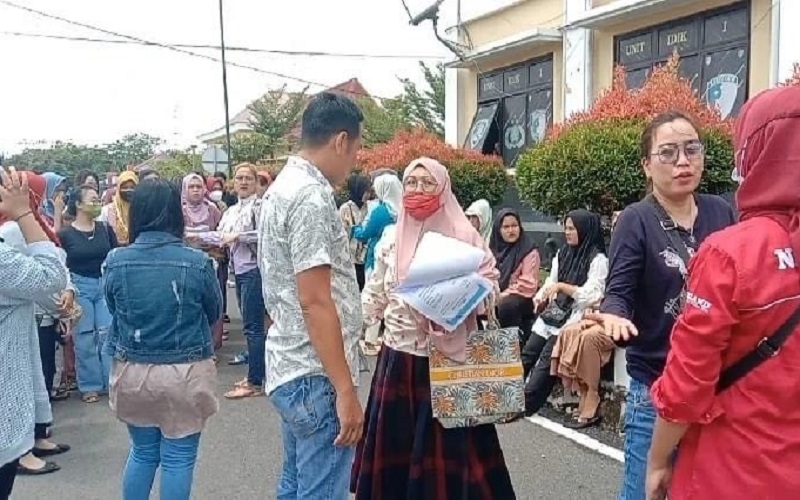 Tertipu Arisan Tebus Lelang, Puluhan Emak-Emak Datangi Polres OKU 