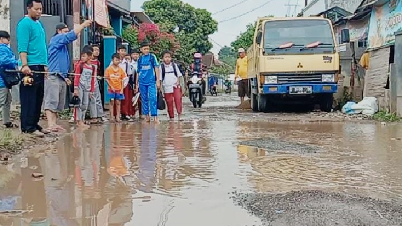 Protes ke Pemda KBB, Warga Cihampelas Mancing di Kubangan Jalan Kabupaten