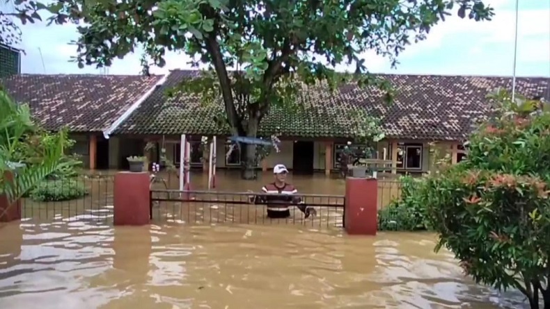 Banjir Rendam Puluhan Sekolah di Pantura Subang, Murid Diliburkan