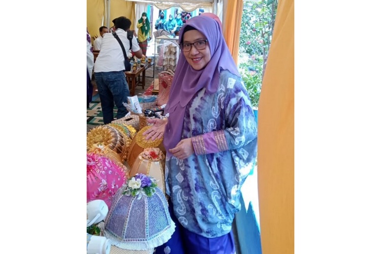 Rajin Ikut Pelatihan, Lies Herawati Bisa Bangun Usaha Kerajinan Bosara di Makassar