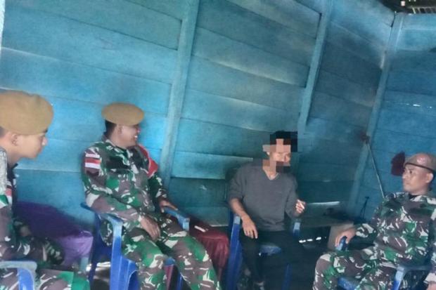  Warga Halut Serahkan Senjata Organik dan 5 Butir Amunisi ke Satgas Pamrahwan