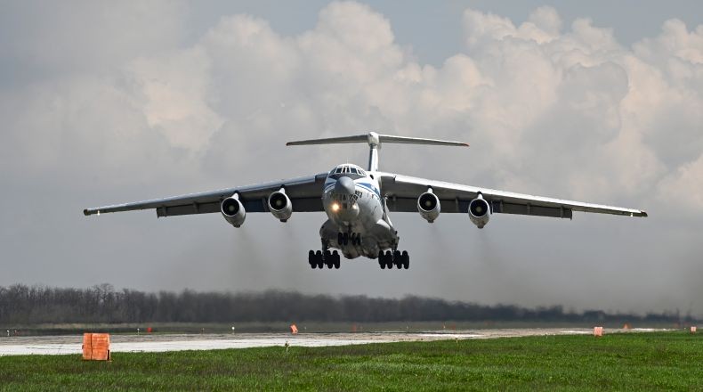 Pesawat Angkut Militer Il-76 Rusia Bawa 15 Orang Jatuh, Mesin Sempat Terbakar