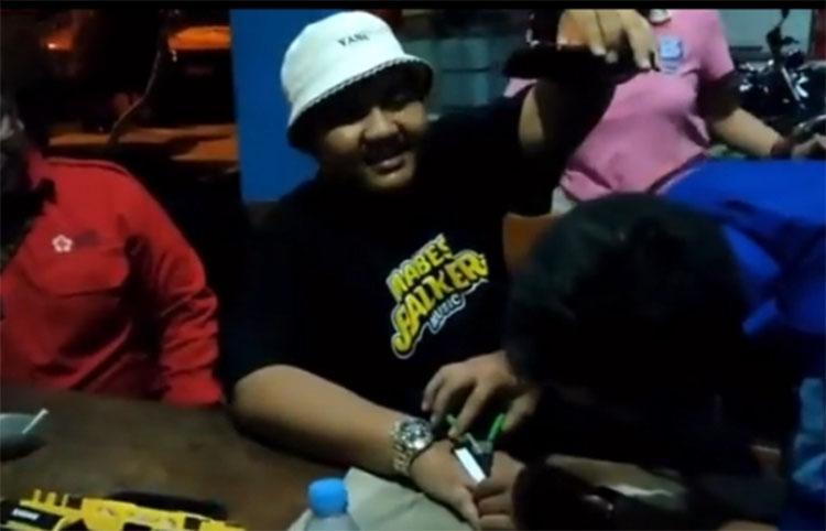 Cincin di Jari Tak Bisa Lepas, Penyanyi Ndarboy Genk Minta Bantuan Petugas Damkar Bantul
