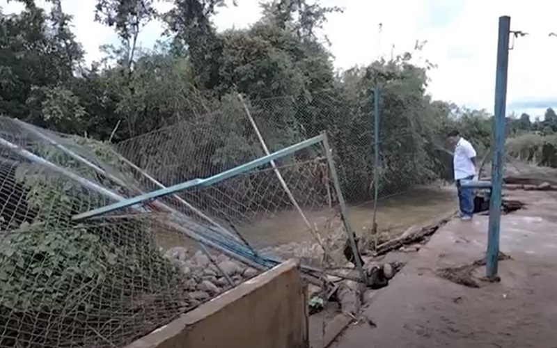 Banjir Terjang Pagar Gunung Lahat, Fasilitas Publik dan Kolam Ikan Hancur
