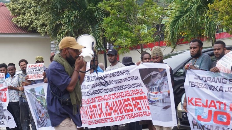 Massa Demo di Pengadilan Tipikor Jayapura, Minta Tolak Praperadilan Plt Bupati Mimika