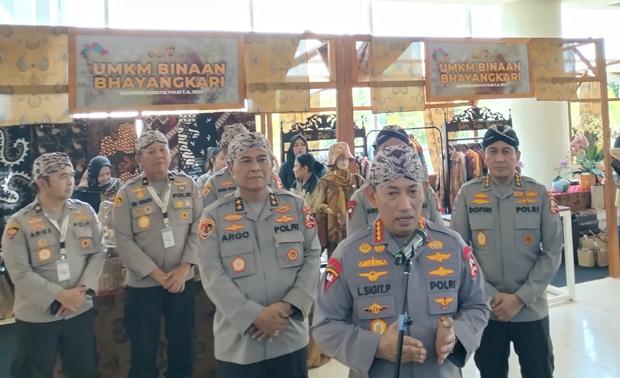  Penyerahan Keris dari Aslog ke Kapolri Menandai Penutupan Rakernis Polri 2023 di Yogyakarta