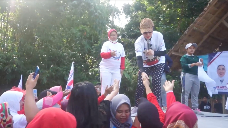 Serunya Caleg Partai Perindo Venna Melinda Senam Zumba Bareng Ibu-Ibu Blitar