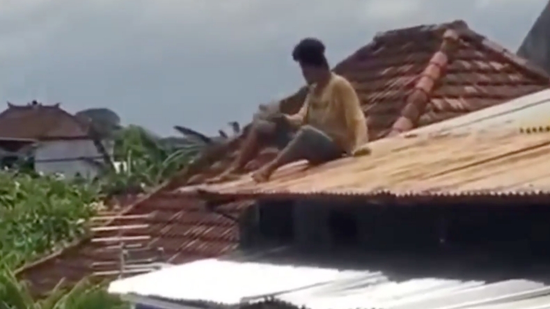 Pria di Denpasar Bikin Geger, Panjat Atap Rumah Warga hingga Lempar Ember