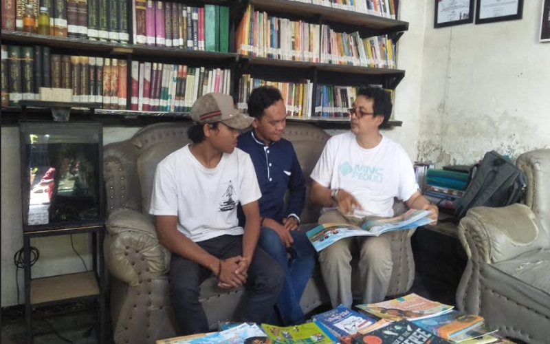 Dapat Bantuan Buku dari MNC Peduli, Ketua TBM Gunung Ilmu Bersyukur
