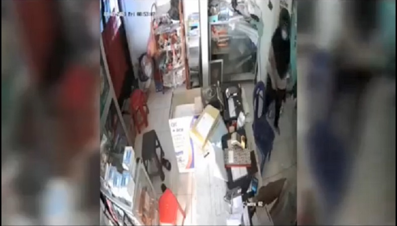 Wanita Berhelm Hitam Terekam CCTV Curi HP di Toko Fotokopi