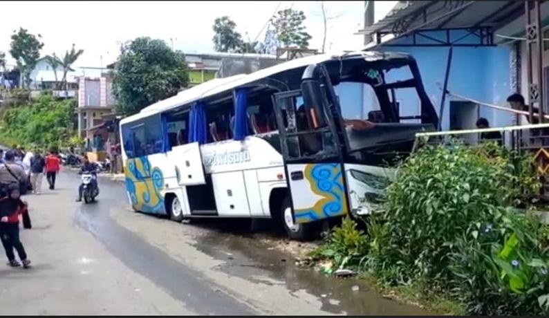 Kecelakaan Bus Pariwisata Tabrak 2 Mobil di Jalur Wisata Guci, Sejumlah Penumpang Luka