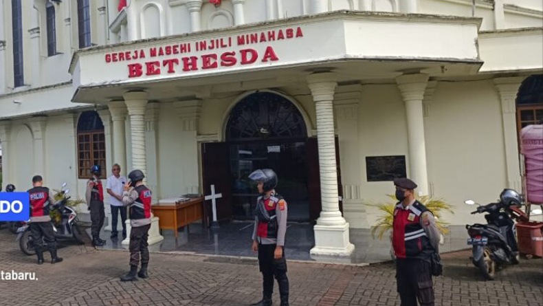 Personel Polresta Manado Jaga Gereja, Ciptakan Rasa Aman dan Nyaman saat Ibadah Minggu 