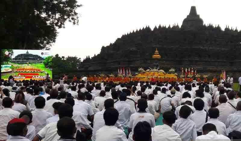 Ribuan Umat Buddha Peringati Magha Puja di Candi Borobudur