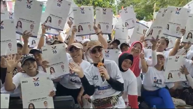 Venna Melinda Kenalkan Program Partai Perindo Lewat Senam Zumba kepada Warga Kediri