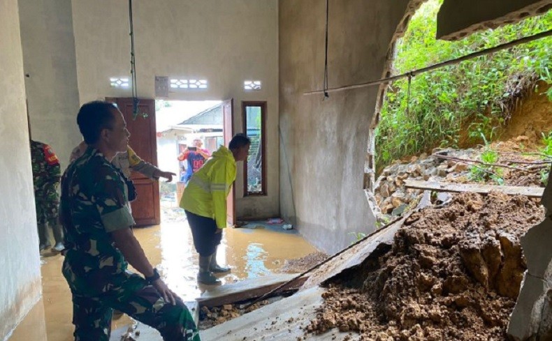 Rumah Warga Singkawang Jebol Diterjang Longsor, Penghuni Selamat