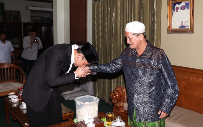 AHY Cium Tangan Gus Ali di Ponpes Bumi Sholawat: Beliau Guru Kita Semua