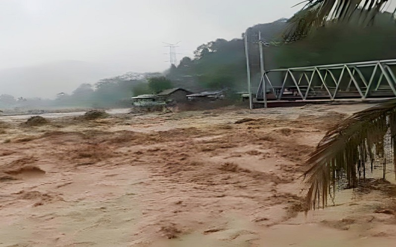 Hujan Semalaman, Lahat Dikepung Banjir hingga 4 Meter, Banyak Warga Terjebak 