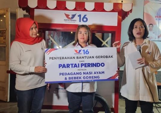 Peduli Rakyat Kecil, Partai Perindo Bagikan Gerobak ke Pelaku UMKM di Magelang