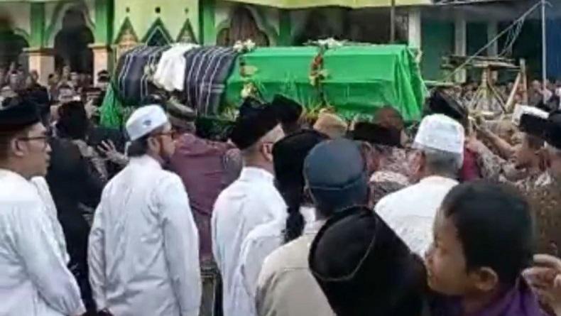Ribuan Warga Iringi Pemakaman KH Rofiq Malik yang Wafat saat Mengisi Pengajian
