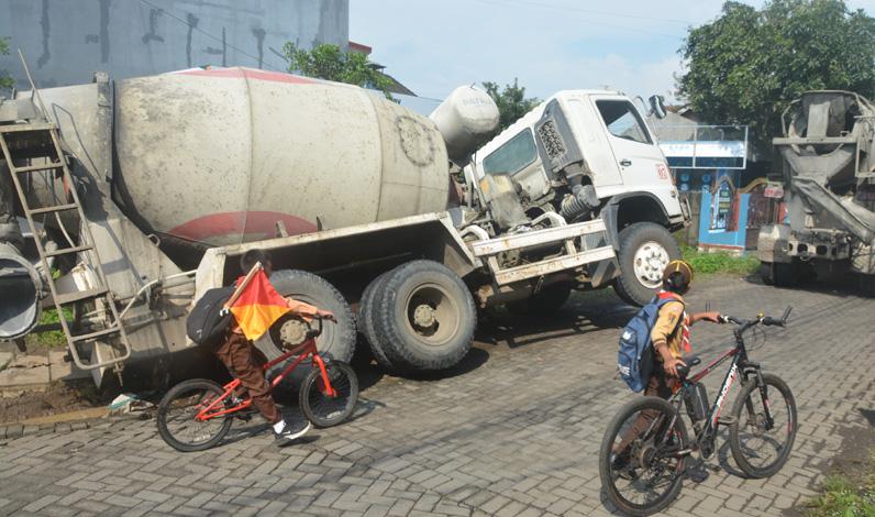 Kecelakaan Truk Molen Terguling di Permukiman Bulusan Semarang, Akses Jalan Tersendat