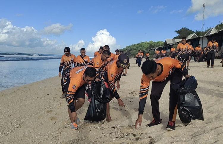 Satlinmas Rescue Istimewa Gunungkidul Bersihkan Pantai Sepanjang, Ada Apa?