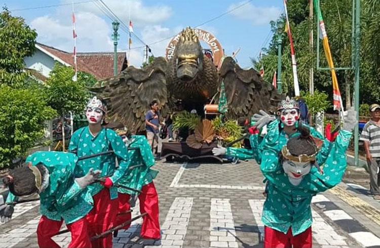 Sambut Ramadan, Warga Pengasih Kulonprogo Gelar Merti Padukuhan Tampilkan Kirab Budaya