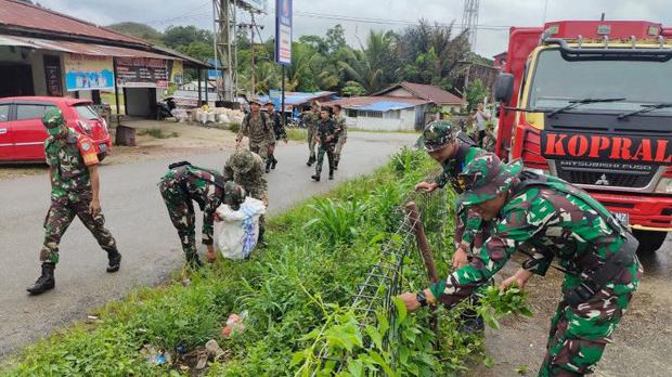  TNI dan Tentara Malaysia Gotong Royong Bersihkan Terminal Bus Badau di Perbatasan