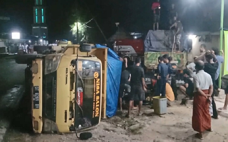 Hindari Kendaraan di Depan, Truk Muatan CPO Terbalik