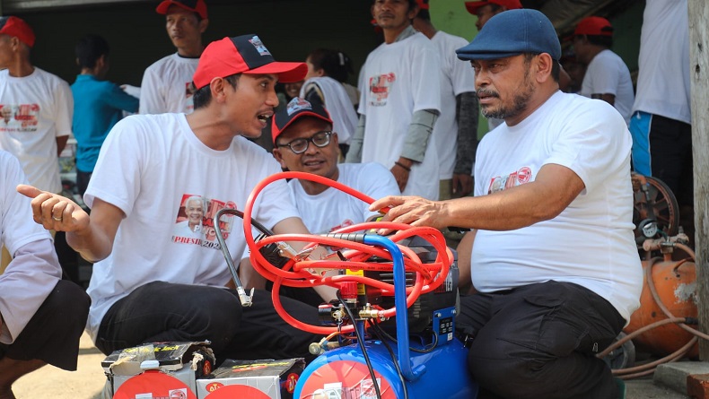 Sopir Truk di Sukabumi Semringah Dapat Dongkrak dan Kompresor Angin dari KST Jabar
