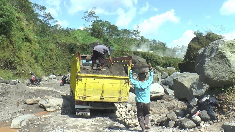 Gunung Merapi Erupsi, Polda Jateng Minta Aktivitas Masyarakat di Radius 7 Km Dihentikan