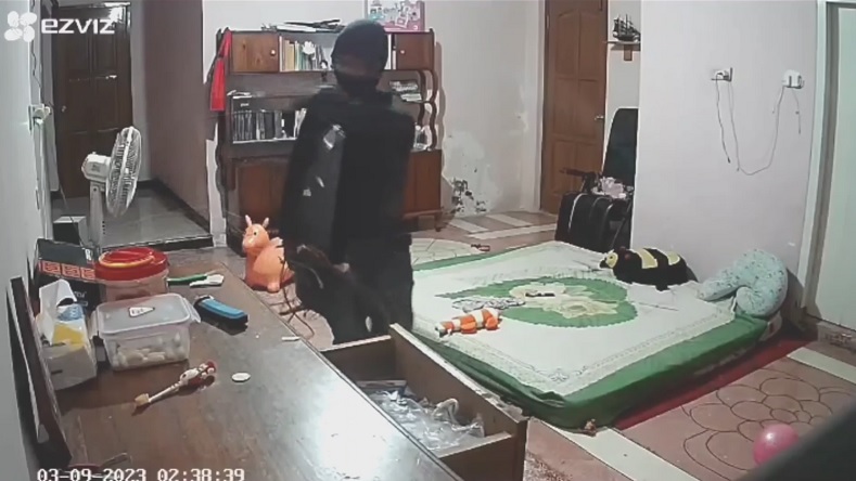 Pencuri Bertopeng Bawa Sajam Satroni Rumah Warga di Kediri, TV hingga Laptop Raib