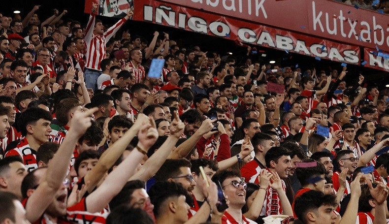 Sindir Kasus Suap Barcelona, Pendukung Bilbao Lempar Uang Palsu ke Lapangan
