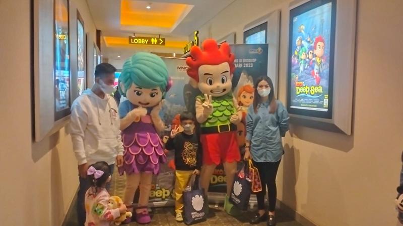 Jan Ethes Semringah Berfoto bersama Karakter Kiko: Filmnya Bagus Banget