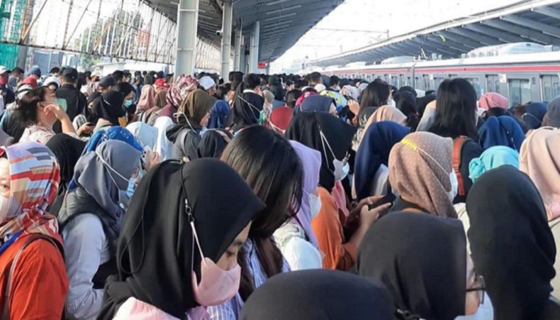 Kasus Covid-19 Meningkat, KAI Commuter Imbau Penumpang KRL Pakai Masker