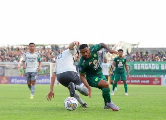 Gol Bunuh Diri Mewarnai Pertandingan Persebaya vs Persib Bandung, Skor 2-2