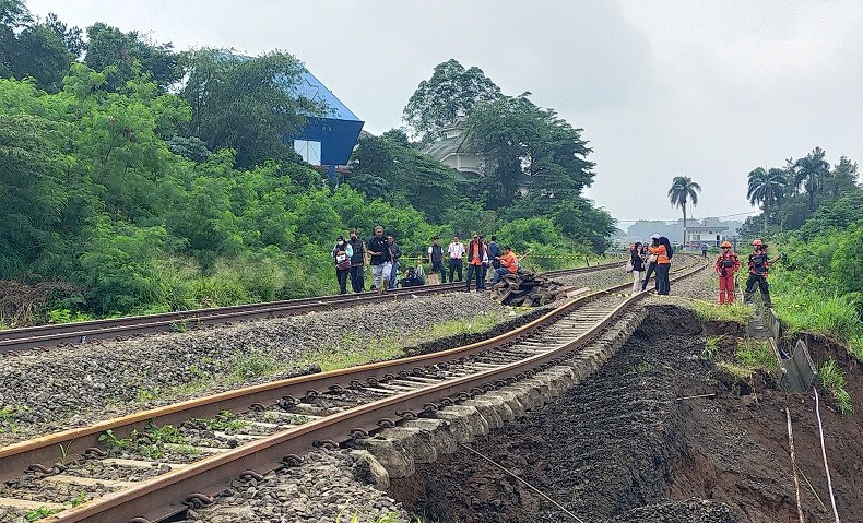 Begini Penampakan Rel Kereta Bogor-Sukabumi yang Terdampak Longsor
