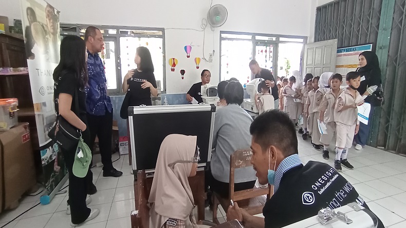 Dapat Kaca Mata dari MNC Peduli dan Onesight Essilor Luxottica Foundation, Siswa di Salatiga Kini Bisa Baca dengan Jelas 
