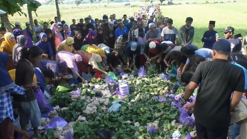 Tradisi Nyadran di Pekalongan, Warga Berdesakan Ambil Nasi Bungkus