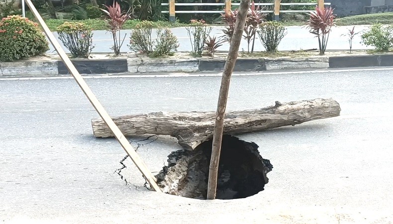 Sinkhole Sedalam 1 Meter Muncul di Singkawang, Bikin Pengendara Was-Was